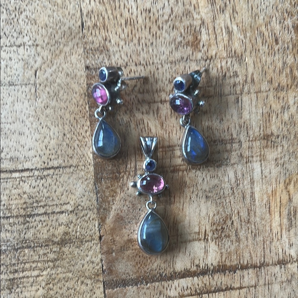 Gemstone earrings and pendant